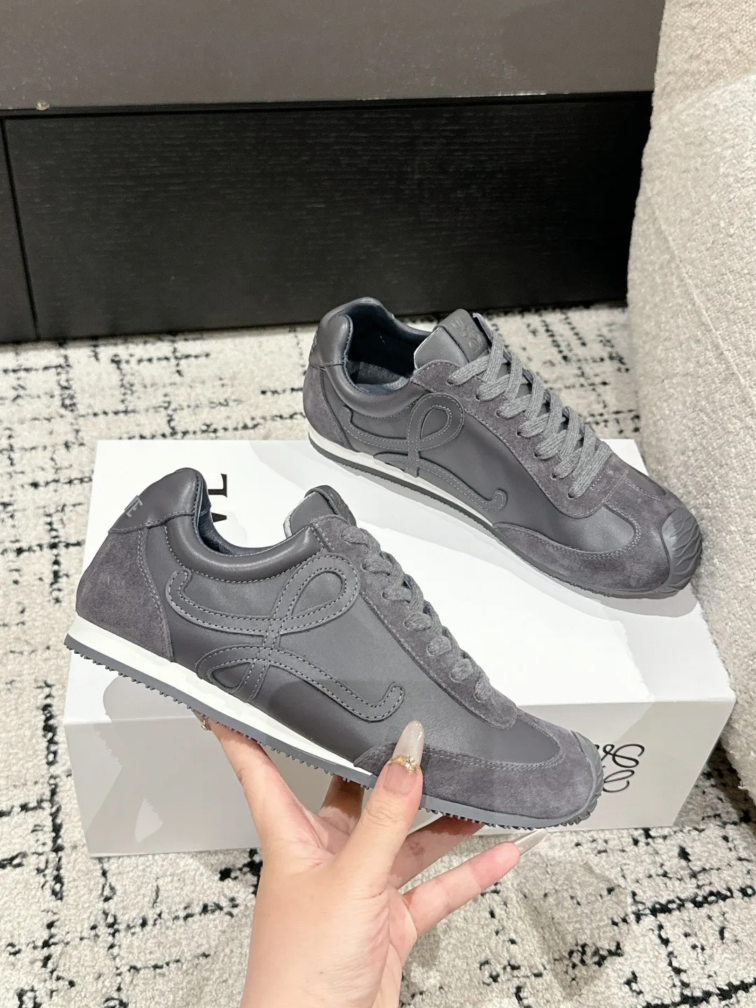 👟👟Ex-factory price 620👟👟 #couples model Top version LOEWE 25/ Latest catwalk model Ballet Runner 2.0. Couple model Ballet Casual Sports Shoes Moral Training Shoes Forrest Gump Shoes Original purchase and development Production Fabric matching Repeated selection of materials Nylon and calfskin leather sneakers featuring an asymmetric toe design, sock-like internal construction, and lightweight rubber outsole extending to the toe. ✔️Fabric: original customized imported first-layer cowhide ✔️Lining: imported soft sheepskin + mesh lining ✔️Sole: original molded anti-slip rubber material ✔️Sole thickness: increased by 2.5CM ✔️Size: #35-45 (45 for women, 45 for men, custom-made, non-refundable)